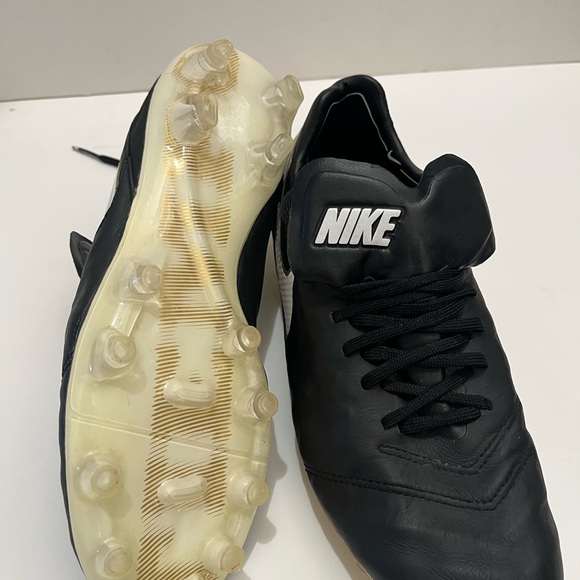 Nike Tiempo Black and White Men\'s Athletic Cleats main image 7